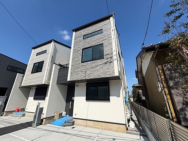 D号棟【現地外観】家族の温かさと陽光の暖かさ、楽しい毎日と明るい未来を予感させる「空間が織り成すひとつ先の住み心地」を演出します。