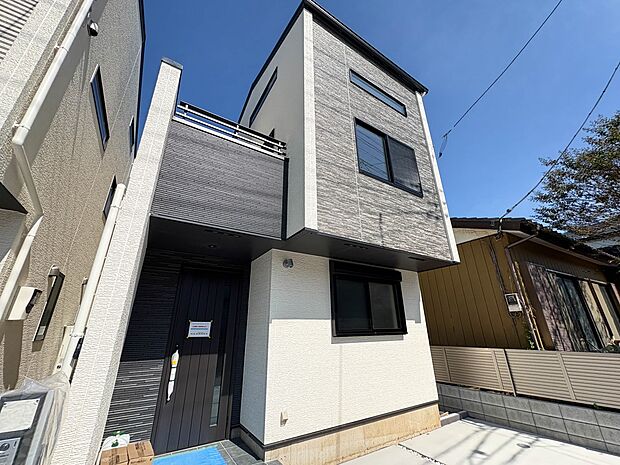 D号棟【現地外観】堂々たる趣ながら、主張し過ぎずどこか余裕を感じさせるシャープなフォルムで佇む邸宅は、晴天の空と照らし合わせる事で、本来あるべき完成形の姿を見せてくれます。