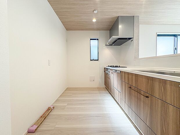 A号棟【キッチン】ナチュラルな自然光の中での調理。会話が弾む対面型キッチン。お洒落な食器類を余裕で収納できるスペース。動きやすい女性目線のキッチン動線。これからはお料理をつくる時間が劇的に変…
