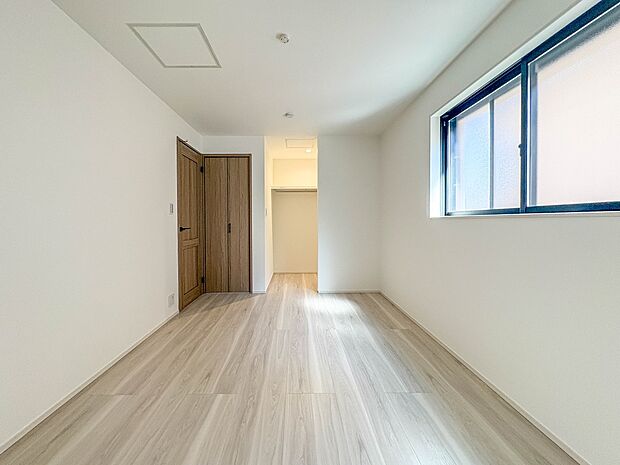 【寝室】シンプルな内装はおしゃれのポイントです。シンプルは華美より飽きがこないからです。色や模様でおしゃれ感をだす。それがシンプルイズビューティーです。