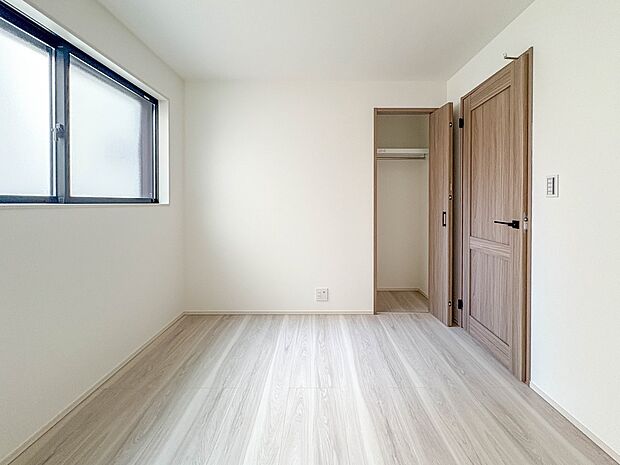 A号棟【洋室4.8帖】お子様のお部屋にぴったりなクロークを備えたフローリング仕様の洋室です。