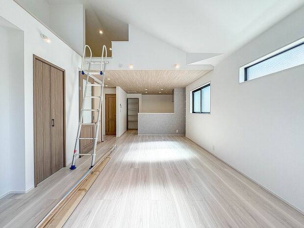 A号棟【LDK19.5帖】シンプルなデザインの家は風情がある。住む人のこだわりを感じる。外観も内装もいたってシンプル。居心地がよく、家事や趣味、子育てなどにも集中できる。家も人間も熟成するほ…