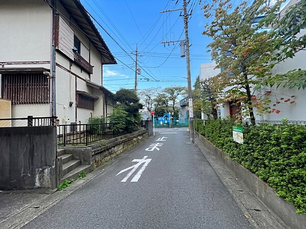 【前面道路】車の通行が少ないので、静かな住環境を維持することができます。