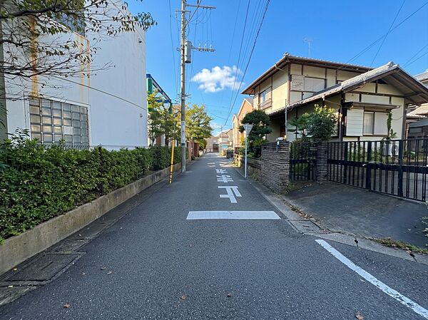 【前面道路】周辺は落ち着いた住宅街で住環境も良好です。