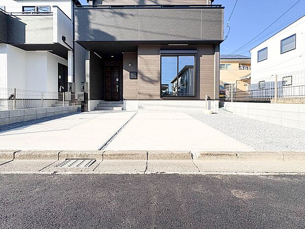 【 駐車場 】 戸建ての購入を検討することになったきっかけに「駐車場を持てること」を挙げる方が多くいらっしゃいます。駐車場代金を支払続ける必要がないことは、駐車場付き戸建を持つ最大のメリッ…