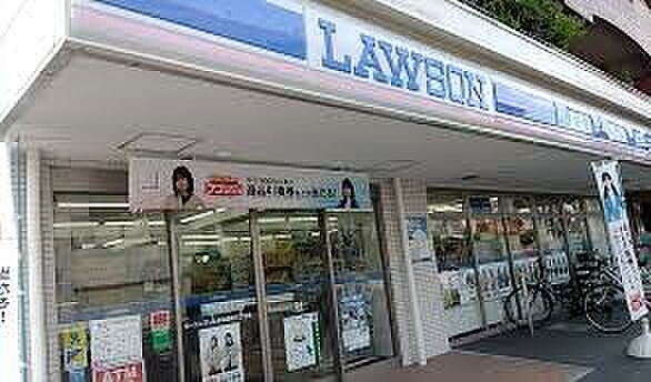 コンビニ 1200m ローソンさいたま北袋町二丁目店(新・企業スローガンは「マチのほっとステーション」。「圧倒的な美味しさ」「人への優しさ」「地球(マチ)への優しさ」の3つの約束で社会の課題…