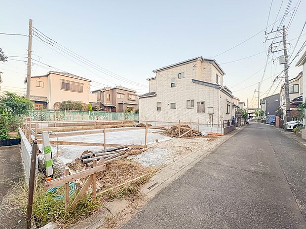 1号棟【前面道路4m】車の通行が少ないので、静かな住環境を維持することができます。