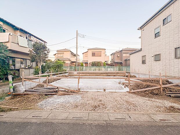 1号棟【外観】家族の温かさと陽光の暖かさ、楽しい毎日と明るい未来を予感させる「空間が織り成すひとつ先の住み心地」を演出します。