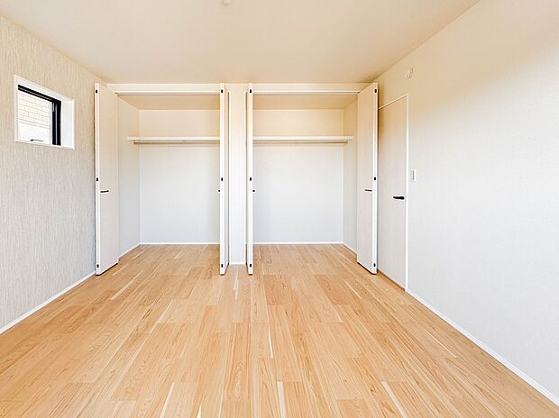 【洋室7帖】お子様のお部屋にぴったりなクロークを備えたフローリング仕様の洋室です。