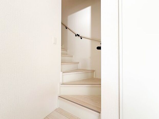 【手すり付階段】手すりがないと階段の昇り降りで危険なことはもちろん、壁に手をつきながら歩くことで壁紙が汚れやすくなります。すべての方に快適に昇り降りしていただくため、手すりを設置しました。