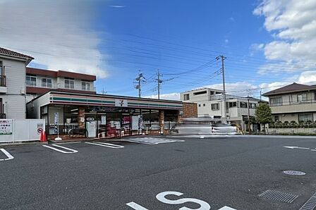 コンビニ 167m セブンイレブン東浦和3丁目店(セブンイレブンは近くて便利を掲げています。近くとは、心の近さ。便利とはモノが期待以上の品質でお客さまに届くこと。セブン銀行など新しいサービス…