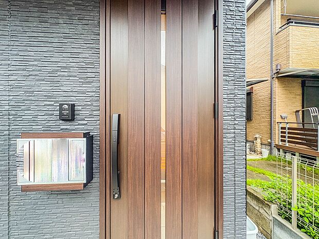 【玄関】玄関はおうちの顔と言われます。玄関アプローチは、外観デザインの印象を左右します。