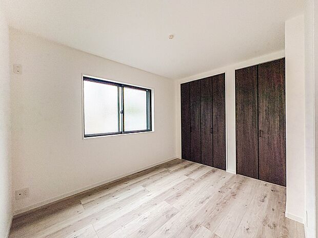 【Room-洋室5.9帖】 快適に過ごす条件は、一人ひとり違います。だからこそ飾り過ぎないシンプルな内装と偏り過ぎないデザインで統一しました。暮らしの中でオーナー様だけの【マイホーム】に創…