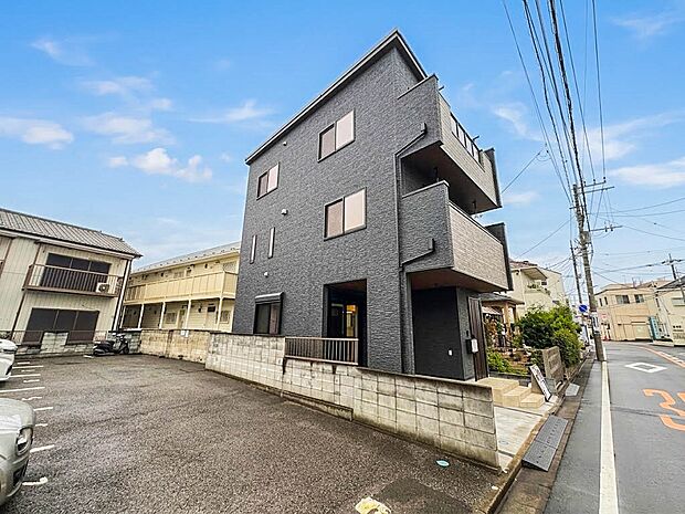 【外観】堂々たる趣ながら、主張し過ぎずどこか余裕を感じさせるシャープなフォルムで佇む邸宅は、晴天の空と照らし合わせる事で、本来あるべき完成形の姿を見せてくれます。