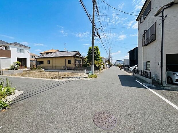 【前面道路】家の前をまっすぐの通りが走っている。クルマは少なく、人々は毎朝、ウォーキング、ジョギング、犬の散歩など、フリーな朝時間を過ごしている。