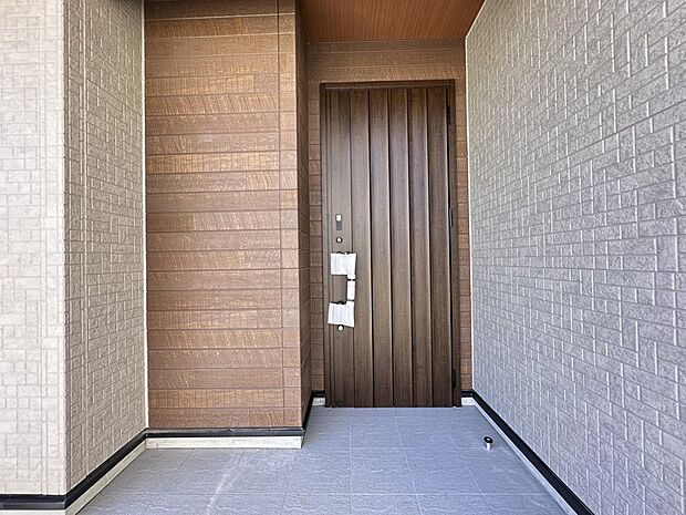 【玄関】家の顔となる玄関は、高いデザイン性が求められます。高級感と断熱性、防犯性に優れた玄関ドアを標準装備。ピッキング対策のセキュリティサムターン等、防犯に考慮しました。