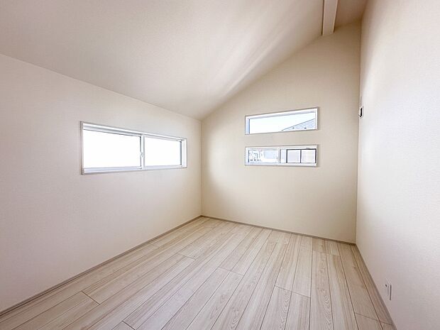 【子供部屋】お子様のお部屋にぴったりなクロークを備えたフローリング仕様の洋室です。