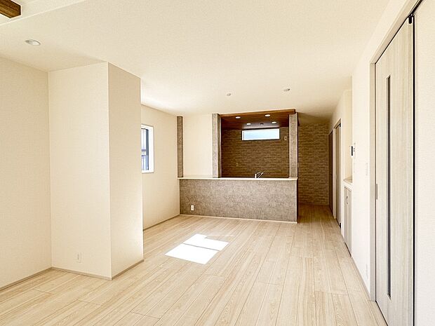 【リビングダイニング】シンプルなデザインの家は風情がある。住む人のこだわりを感じる。外観も内装もいたってシンプル。居心地がよく、家事や趣味、子育てなどにも集中できる。家も人間も熟成するほどシ…