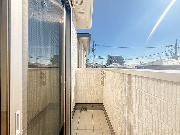3号棟【バルコニー】バルコニーから差し込む陽光・通風は、住環境・快適性と共に有り続ける貴重な「財産」です。※CGによる青空加工をしております。