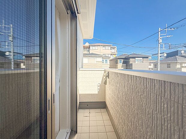 9号棟【バルコニー】バルコニーから差し込む陽光・通風は、住環境・快適性と共に有り続ける貴重な「財産」です。※CGによる青空加工をしております。