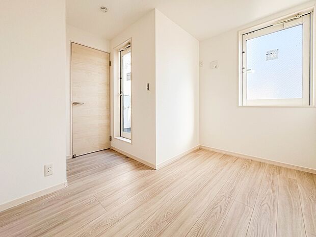【A号棟洋室4.62帖】柔らかな陽光とフローリングの色味が調和した快適な空間。