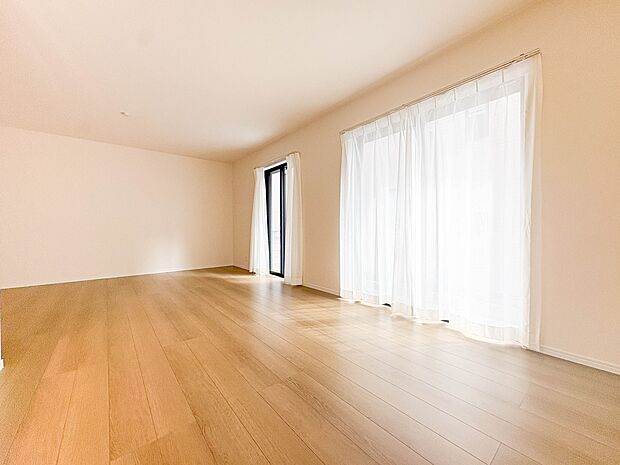 【リビング】 整然とした空間演出、快適な理想の暮らしの実現は家のみの拘りではなく、そこで暮らす方々にとって素敵な環境であることも挙げられると思います。四季折々の変化が奏でる鼓動を楽しんで下…