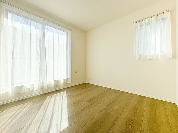 【寝室】シンプルな内装はおしゃれのポイントです。シンプルは華美より飽きがこないからです。色や模様でおしゃれ感をだす。それがシンプルイズビューティーです。