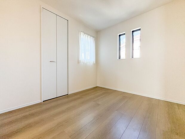 【子供部屋】お子様のお部屋にぴったりなクロークを備えたフローリング仕様の洋室です。