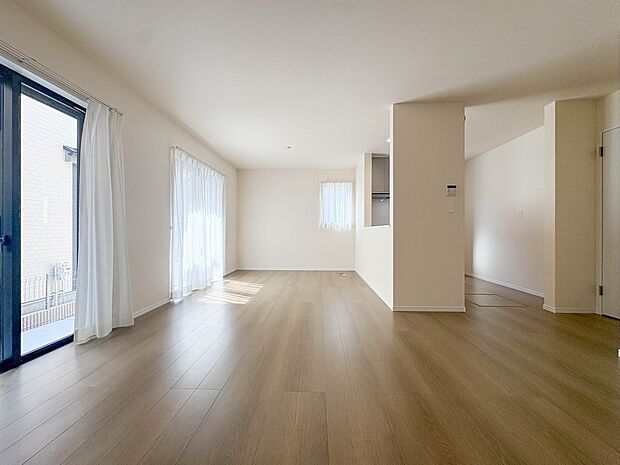【リビングダイニング】シンプルなデザインの家は風情がある。住む人のこだわりを感じる。外観も内装もいたってシンプル。居心地がよく、家事や趣味、子育てなどにも集中できる。家も人間も熟成するほどシ…