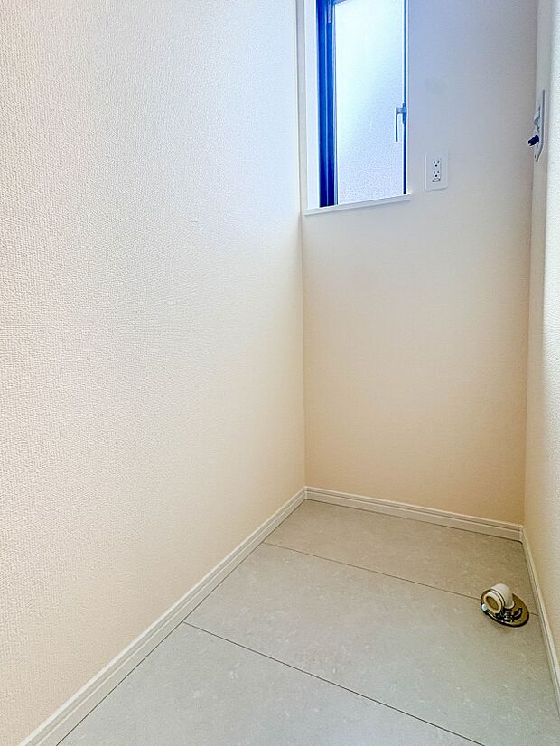 【洗濯機置き場】毎日使う洗濯機。しっかりと奥行きのある置き場が確保されています。