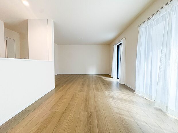 【リビングダイニング】シンプルなデザインの家は風情がある。住む人のこだわりを感じる。外観も内装もいたってシンプル。居心地がよく、家事や趣味、子育てなどにも集中できる。家も人間も熟成するほどシ…