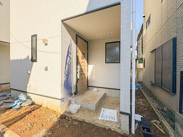 【B号棟玄関】玄関へ向かうまでのアプローチに漂う上質が期待感をもたせます。