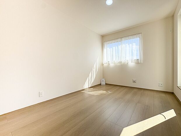 【子供部屋】お子様のお部屋にぴったりなクロークを備えたフローリング仕様の洋室です。