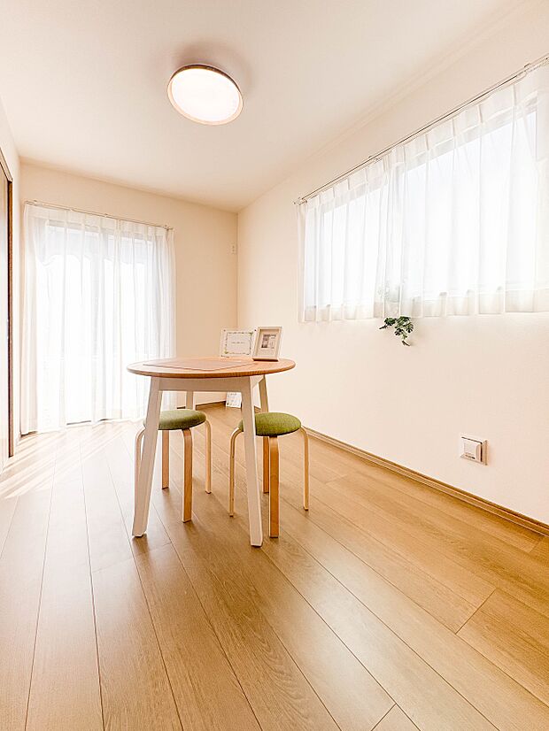 【リビング続き間】リビングの隣にある部屋となっております。 開放して一つの大きな部屋としてもご利用いただけます。
