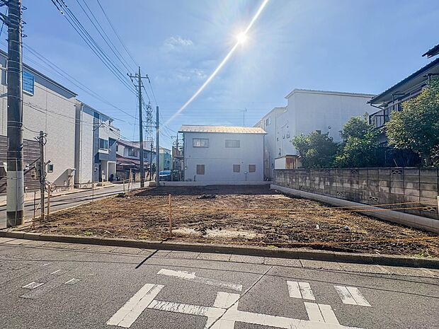 【外観】堂々たる趣ながら、主張し過ぎずどこか余裕を感じさせるシャープなフォルムで佇む邸宅は、晴天の空と照らし合わせる事で、本来あるべき完成形の姿を見せてくれます。