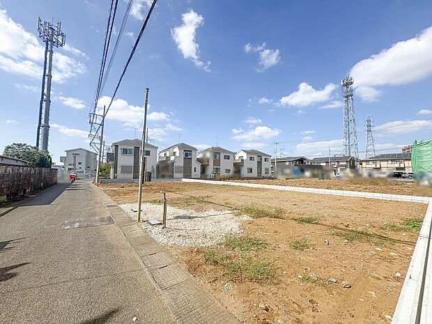 【前面道路】家の前をまっすぐの通りが走っている。クルマは少なく、人々は毎朝、ウォーキング、ジョギング、犬の散歩など、フリーな朝時間を過ごしている。