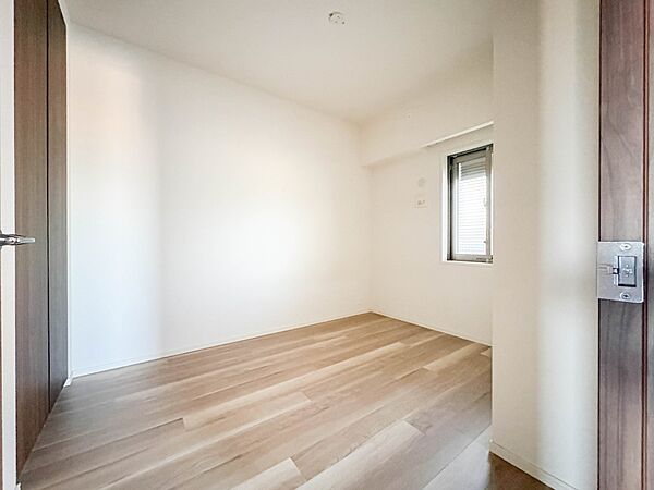 【子供部屋】たっぷりの収納も配備、片付いた空間。陽光も明るく開放的な空間が魅力的