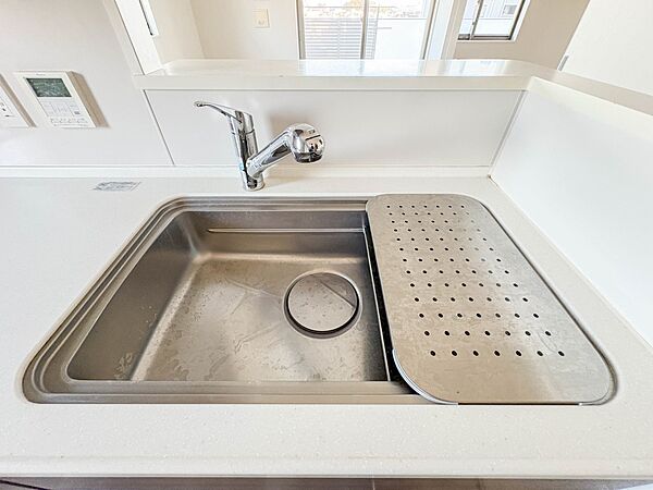【浄水器一体型混合水栓】  一つの蛇口で「原水（水道水）」「シャワー」「浄水」を切り替えられる、浄水器を内蔵した混合水栓です。浄水は、水栓本体の首部分に付属のカートリッジをセットして使用しま…