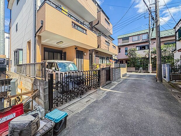 【前面道路4m】車の通行が少ないので、静かな住環境を維持することができます。