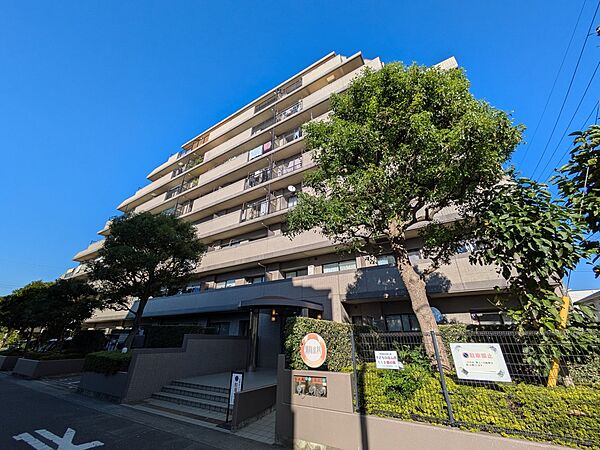 【外観】堂々たる趣ながら、主張し過ぎずどこか余裕を感じさせるシャープなフォルムで佇む邸宅は、晴天の空と照らし合わせる事で、本来あるべき完成形の姿を見せてくれます。