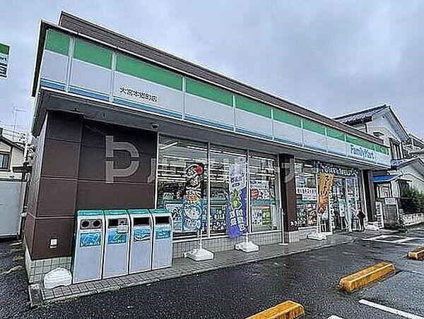 コンビニ 250m ファミリーマートさいたま本郷町店(ファミリーマートの強さは、少量のお惣菜を売るファミデリカとドラッグストアと組んだコラボ。サラダを中心にしたヘルシー食材が充実のコンビニで…