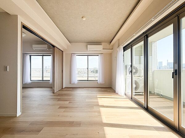 光が溢れ、風も溢れ、居心地のよい住空間、自然体で過ごせる住空間にリビングを。それは住むというシンプルなカタチをどこまでも追求してきた結果です。新築の厳かな居住性を身体全体で感じてください。