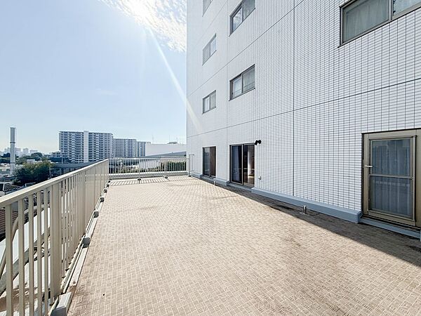 広々したバルコニーは日当り良好。