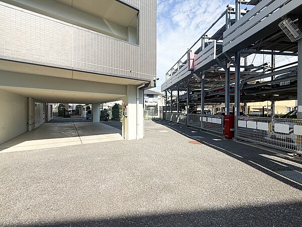 【駐車場】出し入れしやすい駐車スペース。毎日の送迎もストレスフリーに。