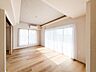 室内：シンプルなデザインの家は風情がある。住む人のこだわりを感じる。外観も内装もいたってシンプル。居心地がよく、家事や趣味、子育てなどにも集中できる。家も人間も熟成するほどシンプルになっていくよう…