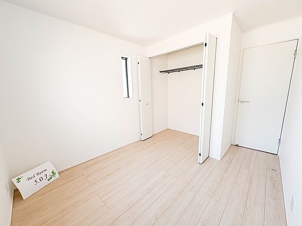 【収納】壁面クローゼットのメリットは、衣類が横一列に並ぶためひと目で洋服が選びやすいこと。衣類をたくさんお持ちの方も、限られたスペース内に無理なく収納することができます。