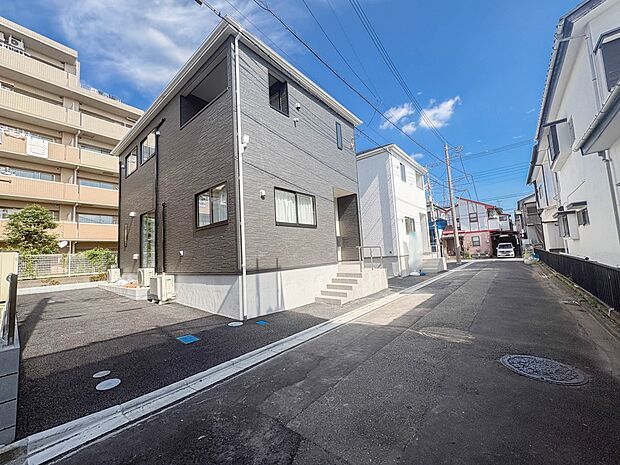 【前面道路】陽当りや通風性など各所に施された工夫で住みやすさを実現。部屋の大きさや周辺環境・街並など、資料には掲載していない情報が現地にはたくさんございます。是非ご確認下さい。