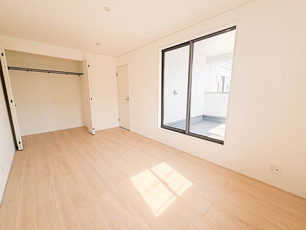 【洋室】柔らかな陽光とフローリングの色味が調和した快適な空間。