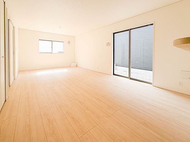 【手すり付階段】手すりがないと階段の昇り降りで危険なことはもちろん、壁に手をつきながら歩くことで壁紙が汚れやすくなります。すべての方に快適に昇り降りしていただくため、手すりを設置しました。
