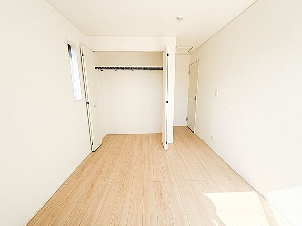 【子供部屋】お子様のお部屋にぴったりなクロークを備えたフローリング仕様の洋室です。